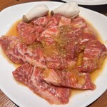 오우가 - 牝牛の味付けロース 한우등심주물럭(150g)₩35,000