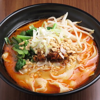 たっぷり具材と自家製辛ソースがやみつきになる「担々刀削麵」