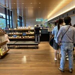 築地本願寺カフェ Tsumugi - ８時半の予約でしたので時間通りにお店に行くと 20名以上の行列があって少し焦ったが、