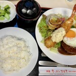 キッチンスズキ - 洋風ハンバーグ250g目玉焼き海老フライ定食