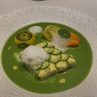 La Vallee d'Or - ズッキーニをまとった相模湾の平目の蒸し焼き
                  帆立のムースを詰めた鎌倉産花ズッキーニ
                  ハーブのクリームソース