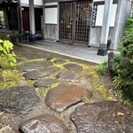 庄屋 - 雨に濡れた敷石いいネ！
