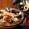 スペインバル エルマニータ - 料理写真:魚介のパエリアとイカスミのフィデワ