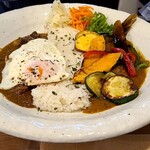 oji curry - マトンカリーとチキンカリーのあいがけ　野菜と目玉焼きトッピング　辛口