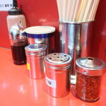 ラーメン二郎 - 卓上調味料