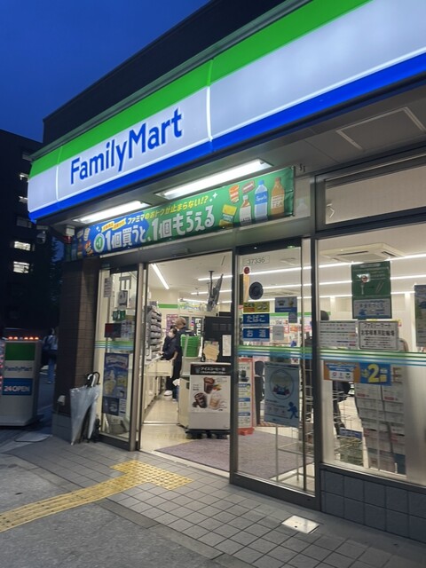 ファミリーマート 緑地公園駅東店 （FamilyMart） - 緑地公園/コンビニ