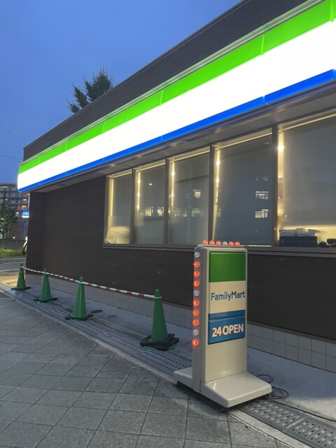ファミリーマート 緑地公園駅東店 （FamilyMart） - 緑地公園/コンビニ