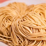 らーめん これこれ - 傾奇者を使用した平打ち麵、モチモチとした食感と小麦の香りが特徴の自家製麺