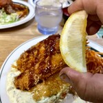 キッチン あずま - ソースをかけ♡レモンを絞り♡