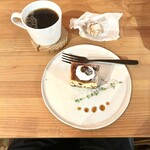 モットコーヒースタンド - 四角いラムレーズンのベイクドチーズケーキ、モットオリジナルブレンド#2のホット