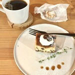 モットコーヒースタンド - 四角いラムレーズンのベイクドチーズケーキ、モットオリジナルブレンド#2のホット
