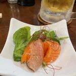 炭火やきとり   富吉 - お通し，サーモンカルパッチョ