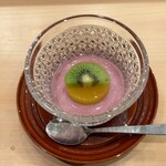 omakase ひなた - ブルーベリーヨーグルトの上にキウイフルーツとマンゴー