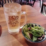 ピザ＆グリル フレンドリーダイニングバー - サラダとドリンク登場