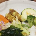 キッチン ブルー グローブ - 備え付け野菜も減って来ました