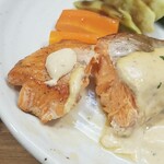 キッチン ブルー グローブ - クリームチーズのソースを乗せて