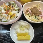 中国料理 頤和園 - サラダと漬物と干豆腐の胡麻味噌和え