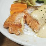 キッチン ブルー グローブ - 銀鮭をカット