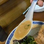 純とんこつ無双 - スープはこくがあり、しつこくない深い味わい