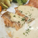 キッチン ブルー グローブ - 銀鮭をカット