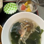 中国料理 頤和園 - きのことワカメのスープ　水菓子