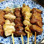 一進 - もつ焼き（左から、レバー、ガツ、カシラ、白もつ、レバー）