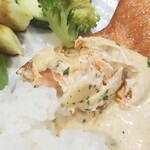 キッチン ブルー グローブ - 銀鮭をカット