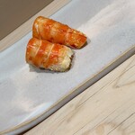 銀座 鮨 奈可久 - お皿から、尻尾をはみ出すパフォーマンスより、食べやすく心地よい大きさにしてくださる。お客目線とはこういうことですよね