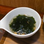 キッチン ブルー グローブ - わかめスープのアップ
