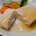 キッチン ブルー グローブ - 白身魚のすり身と海老のテリーヌをカット