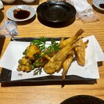 銀座じゃのめ - コーンと豆の天ぷらと魚のフライ。身がぎっしり詰まって尻尾まで美味い