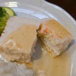 キッチン ブルー グローブ - 残り少ないテリーヌ、海老が見えます