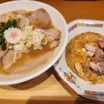 スターマッスル - 醤油ポーク880円、半チャーハンポーク490円 お肉の量が多くて嬉しい。ニラ入り注意。麺はそこまでこだわり感じられず。半チャーハンはお肉なしが230円くらいであったのですが見落としました。パラパラです