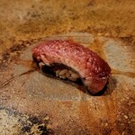 鮨 奥 - 鰹漬け、にんにくのような役割を果たすあさつき、当たり鉢であたると、にんにく風味の香りが出るそう、舎利と鰹の一体感が素晴らしい