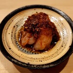 鮨 奥 - 縞海老漬け  海老の殻を太白胡麻油で揚げてから砕いた殻ソースがXO醤みたいな味わい