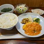 キッチン ブルー グローブ - 鶏胸肉のピカタ　クミン香るチーズとトマトのソース