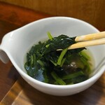 キッチン ブルー グローブ - 具沢山なほうれん草