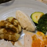 キッチン ブルー グローブ - 備え付け野菜の茄子、ポテサラは好み