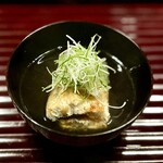 多仁本 - ■鰻と冬瓜のお椀
      荒木町時代とははっきりと変えた、優しい仕立ての吸い地。
      飲み進めるほどに、香ばしく炭火焼きした鰻の旨味も広がって、ちょうどいいお椀です。
