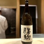 多仁本 - お造りにはやっぱり日本酒です。
      そして、勝駒の純米酒。
      豊かな味わいながら、主張は控えめで、甘さを湛えた泥障烏賊やめいち鯛と同系統の美味しさ。