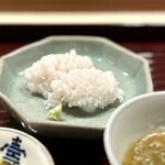 多仁本 - ■湯引き鱧
      シンプルに湯引きで。ちり酢と梅肉醤油、どちらもいいですが、強いて言えば、梅肉醤油が好みかなぁ。