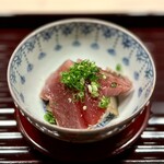 多仁本 - ■鰹タタキの漬け　大根と水茄子の甘酢漬け
      タタキを漬けにするなんて、美味しいに決まっています(^^)。下には餅米が敷いてあって、飯蒸しのよう。