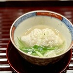 252587427 - ■鱧の含め煮
                    谷本さんは、鱧がお得意な気がします。
                    荒木町でいただいた鱧もとても印象に残っていますし、何よりお出汁が素晴らしいこの含め煮は、鱧料理で、私の中の最高峰かも♪