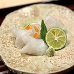 多仁本 - ■お造り（京都のメイチ鯛、佐島の泥障烏賊）
      烏賊の後ろに隠れているメイチ鯛、これがヤバし！
      まるで寝かしてあるかのような、甘さと旨みのインパクトに、目を見開きます。