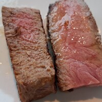 BEEF STEAK CLUB KIYO GINZA - ヒレ(左側)サーロイン(右側)厚さは4cm以上と規格が有るそうです✨