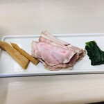 男鹿塩ラーメン おがや - 別盛りのメンマ、塩麹チャーシュー、ほうれん草（チャーシュー追加300円)