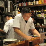 魚虎 - 目も耳も口も手も、休むことない店主 前田さん