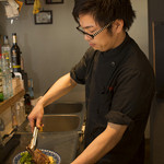 Kureiji Piggusu -  鶴岡　善多 氏 ツルオカ　ヨシカズ 
      
      料理の楽しさに魅了され、食の世界へ
      
      