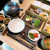 ザ リビング パビリオン by アマン  - 京箱朝食
                    河北農園のコシヒカリ
                    紫竹庵の豆乳粥
                    味噌汁
                    京漬物
                    本日の焼き魚
                    出汁巻き卵
                    季節の野菜の炊き合わせ
                    おばんざい小鉢
                    季節の一品
                    山政小山園の抹茶葛と季節のフルーツ