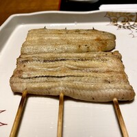 明神下 神田川 本店 - これをわさびとおしたじでやると、口の中がつばで溢れて「困る困る」といいつつ頬は緩みっぱなし